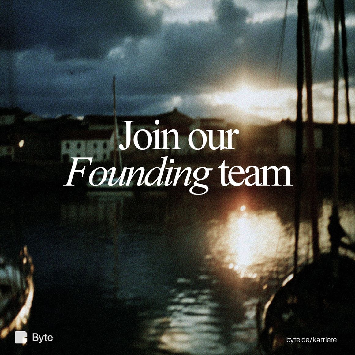 Hafen bei Nacht mit Text-Overlay: "Join our Founding Team"
