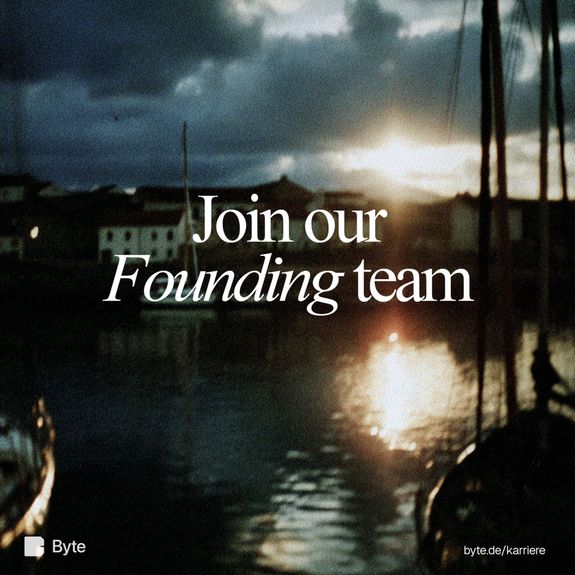 Hafen bei Nacht mit Text-Overlay: "Join our Founding Team"