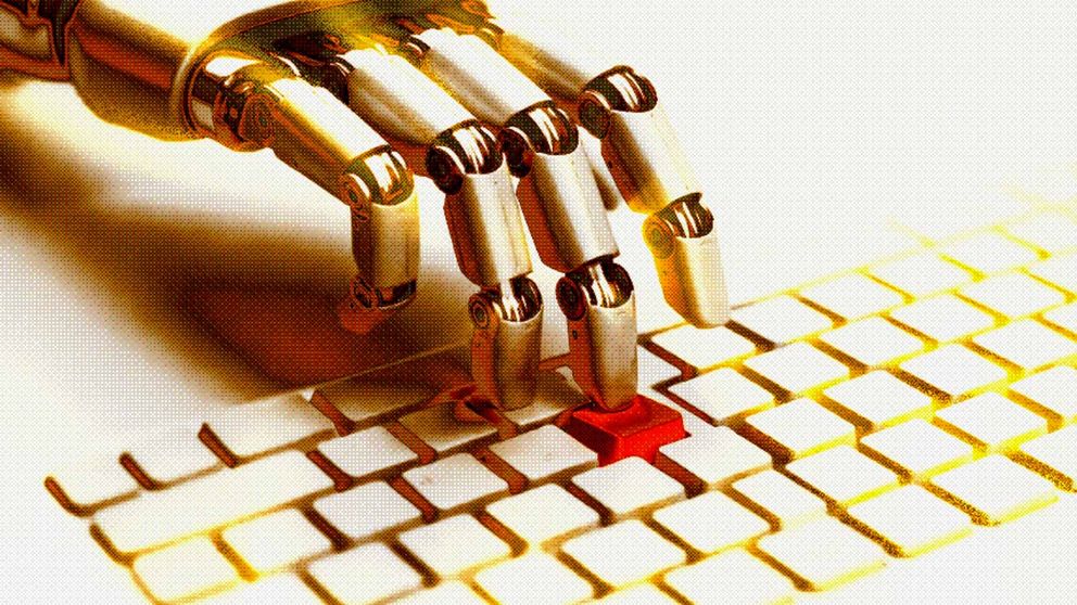 Symbolbild: Roboter-Hand bedient eine Tastatur und klickt auf einen orangenen Button.